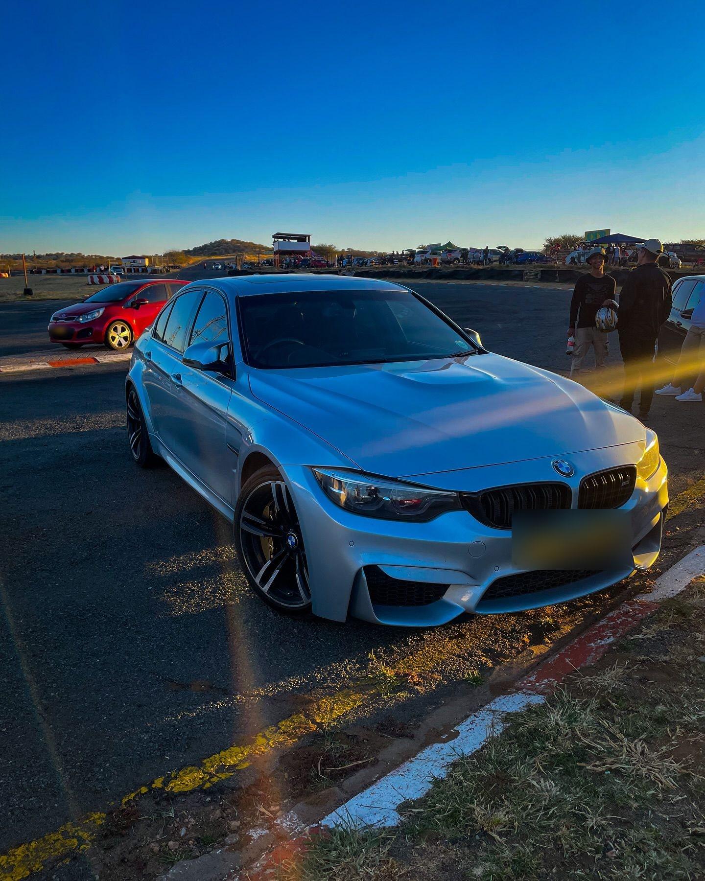 Side profile highlighting suspension drop